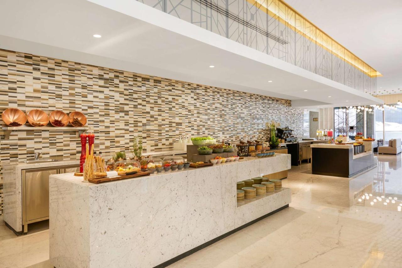 Wyndham Grand Doha West Bay Beach Εξωτερικό φωτογραφία The buffet at the lobby