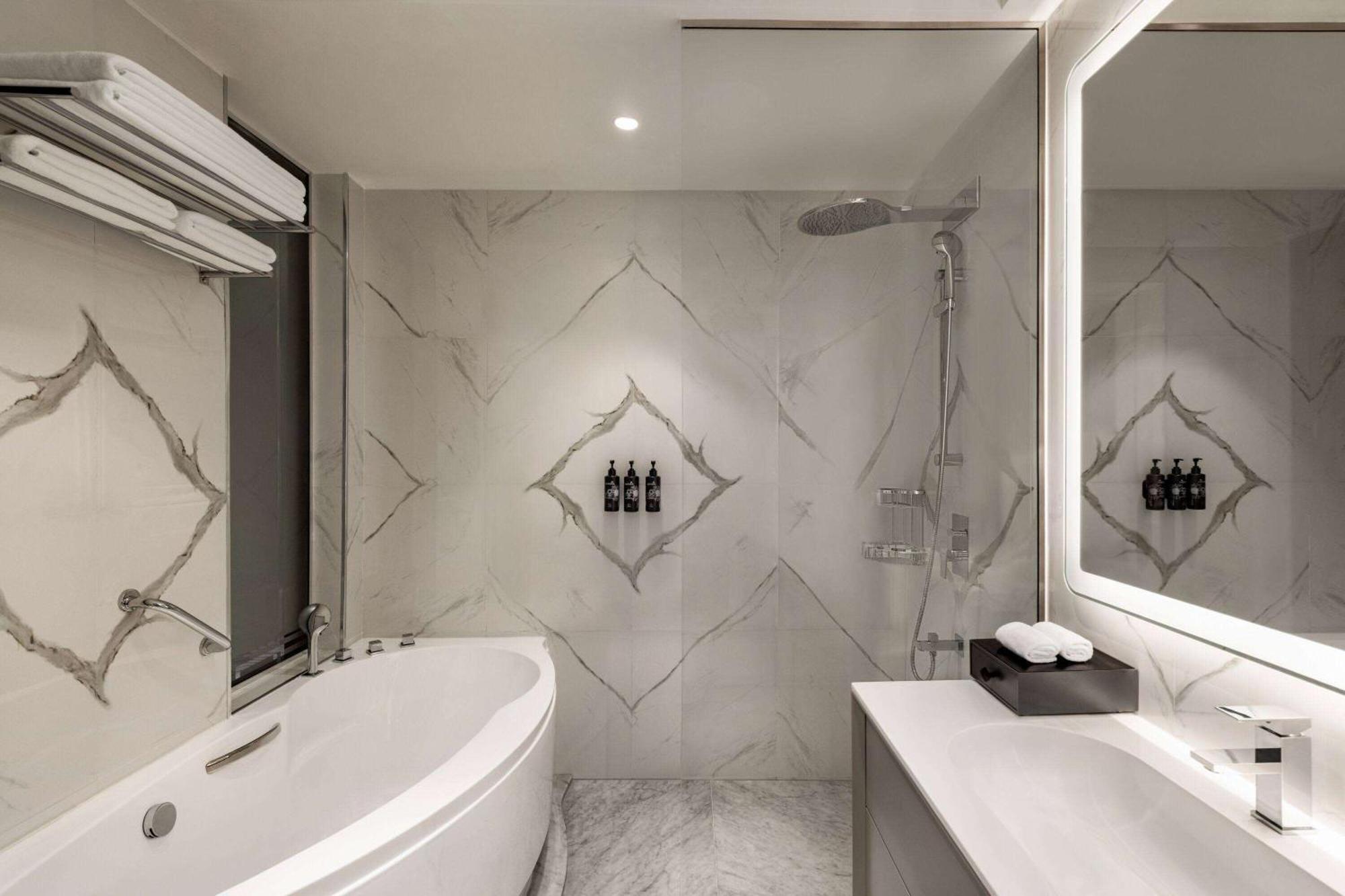 Wyndham Grand Doha West Bay Beach Εξωτερικό φωτογραφία Bathroom