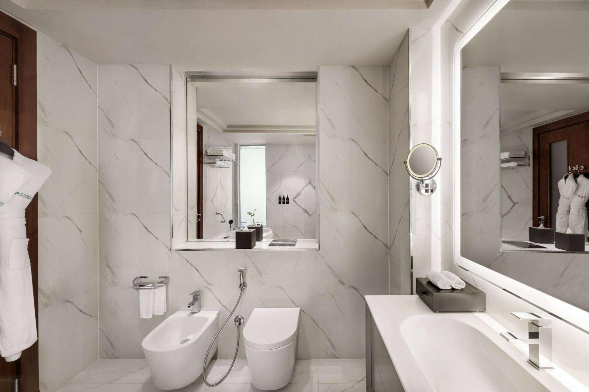 Wyndham Grand Doha West Bay Beach Εξωτερικό φωτογραφία Bathroom